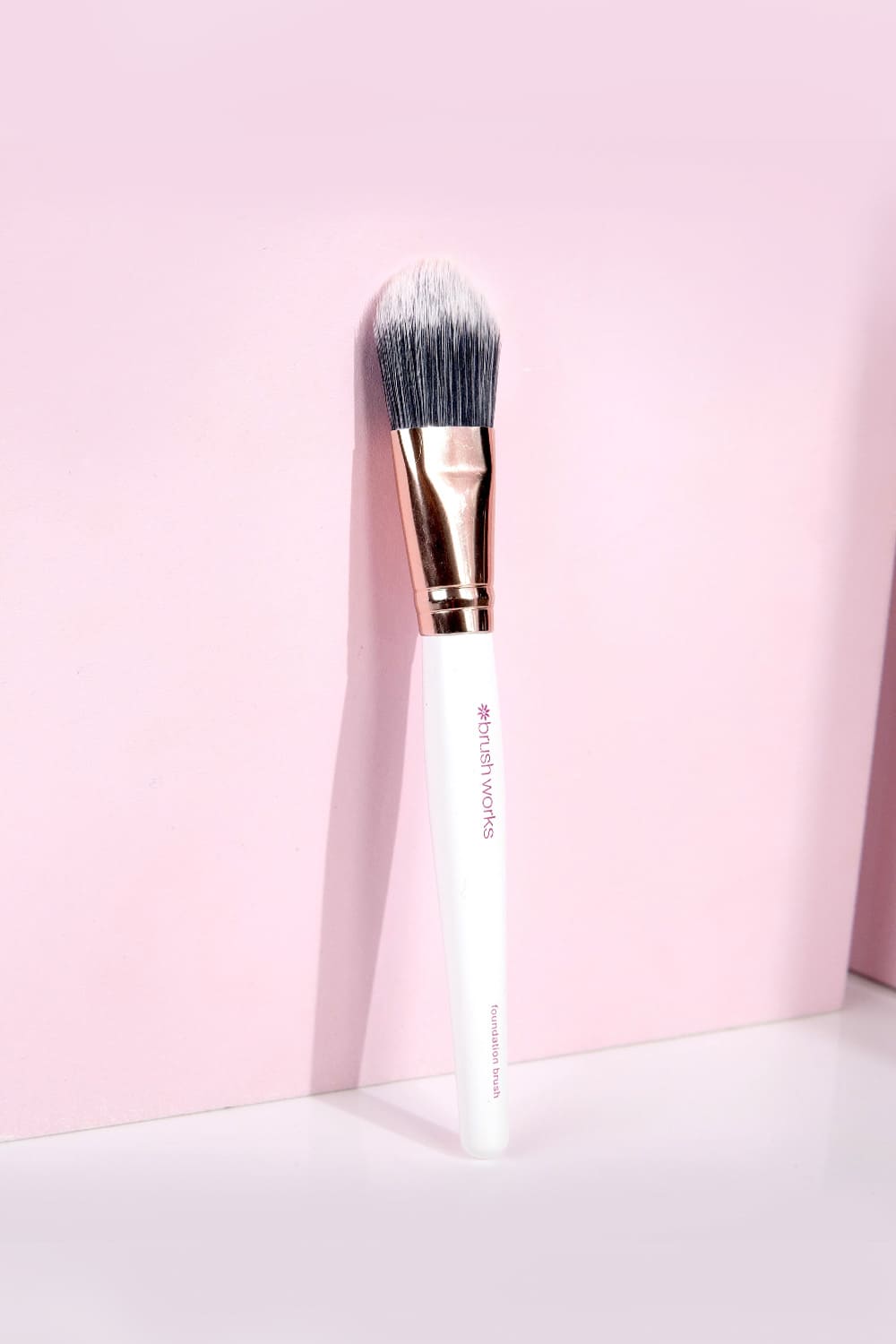 White & Gold Foundation Brush - Image 2