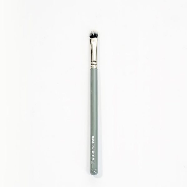 M13. MUA Smaller Eye Brush
