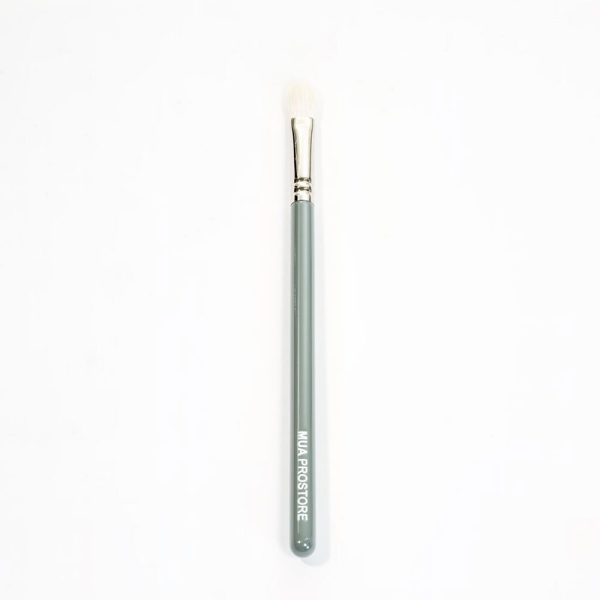 M16. MUA Fluffy Blender Brush
